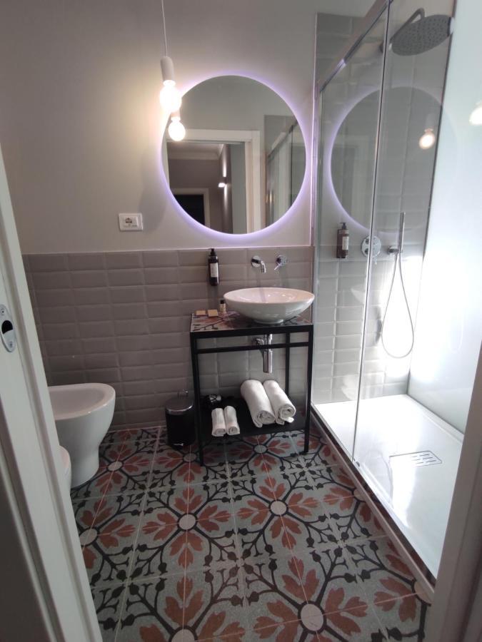 Deluxe Double Room Shower,1180095409:JPEG